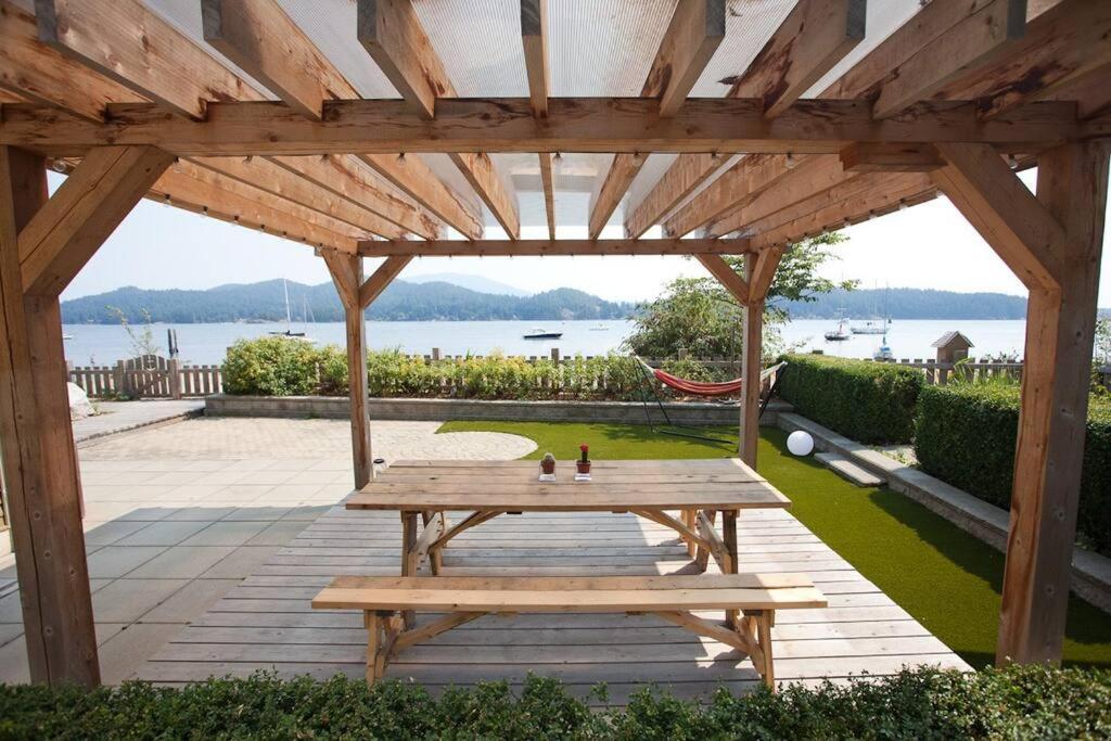 Willa Iconic 3-Story Waterfront 'Marina House' W/ View Gibsons Zewnętrze zdjęcie