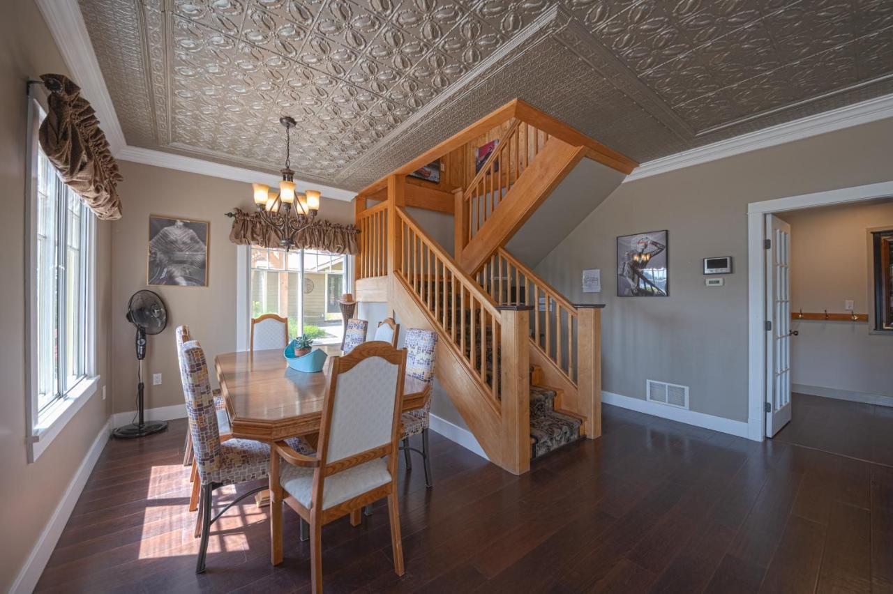 Willa Iconic 3-Story Waterfront 'Marina House' W/ View Gibsons Zewnętrze zdjęcie